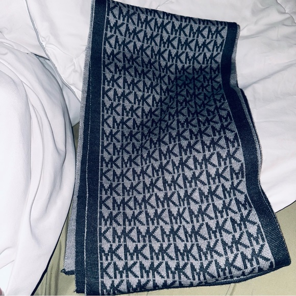 Michael Kors scarf set - Picture 3 of 7